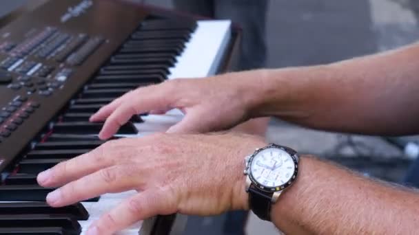 Detailní záběr na pianista rukou hrát na klavír — Stock video