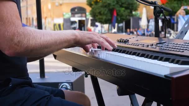 Піаніст грає на фортепіано на сцені — стокове відео