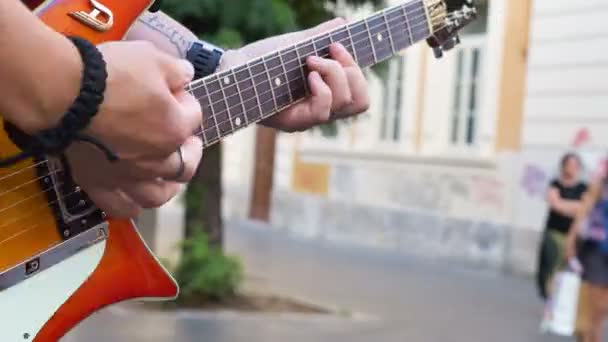 摇滚吉他手弹在街上 — 图库视频影像