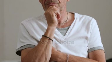 dalgın adamın kolları ve çene