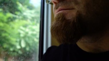 sakallı adam şehir contemplates