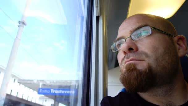 Человек в поезде — стоковое видео