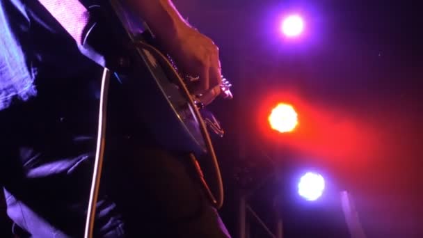 Guitarrista tocando durante el concierto — Vídeos de Stock