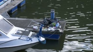 Küçük motorbot üzerinde kapat