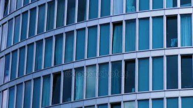  akan bulutlar camına yansıyan 