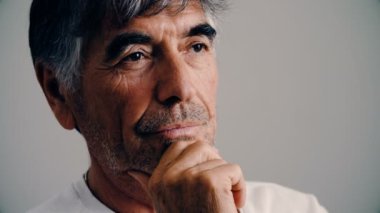 dalgın ve rahat olgun adam