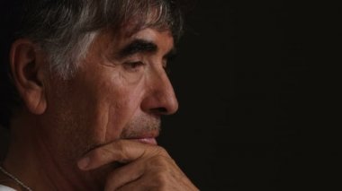 Düşünceli ve endişeli olgun adam