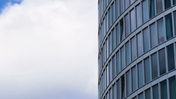 Las nubes pasan rápidamente cerca de un edificio de vidrio — Vídeo de stock