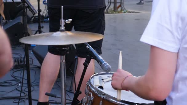 Baterista toca tambor durante a celebração — Vídeo de Stock