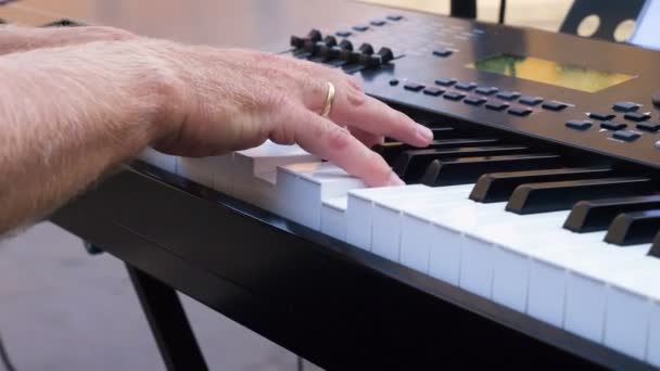 Руки пианиста играют на электронном пианино — стоковое видео