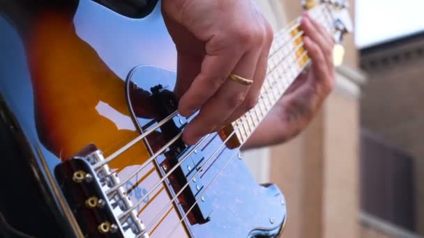 Guitarrista toca guitarra no palco — Vídeo de Stock