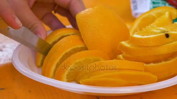 Резание свежих оранжевых ломтиков — стоковое видео