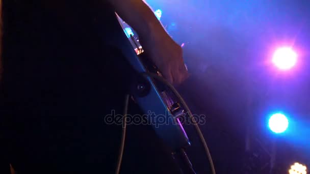在舞台上的独奏吉他 — 图库视频影像