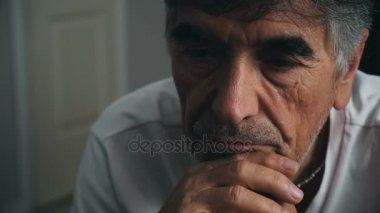 Hayalifener ve üzgün olgun adam