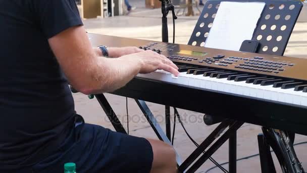 Pianista tocando piano no palco — Vídeo de Stock