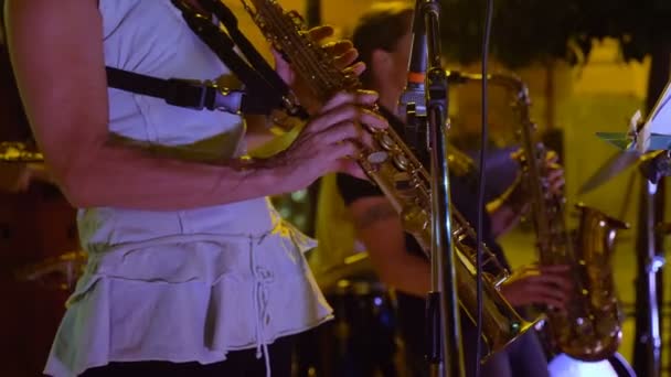 Bristol haven Festival 2017, Verenigd Koninkrijk. Saxofonisten spelen op het podium-close up — Stockvideo