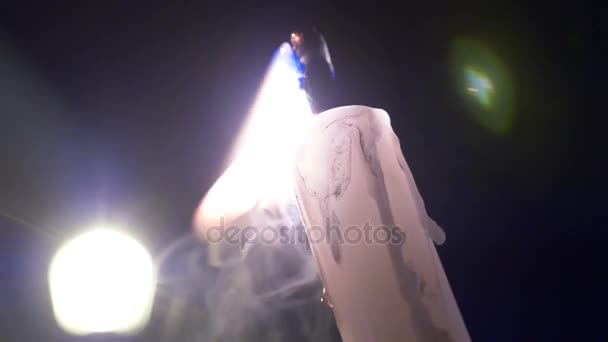 Svíčku, hořící během pochodní průvod zblízka — Stock video
