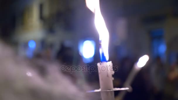 Grandes queimaduras de vela durante a procissão: Procissão do cristianismo religioso — Vídeo de Stock