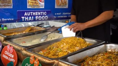 Fast Food: Kadın eli gıda onun bölümünü alır.