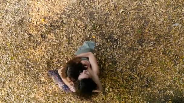 Affectie, liefde, vriendschap: vrouwen knuffelen onder een boom - slow motion — Stockvideo