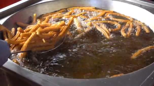 Churros τηγανίζετε σε μεγάλο τηγάνι — Αρχείο Βίντεο