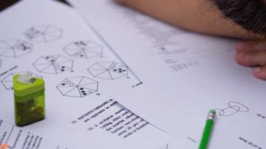 Test, kalemler ve çakı ile Resepsiyon karşı yaslanmış yorgun öğrenci
