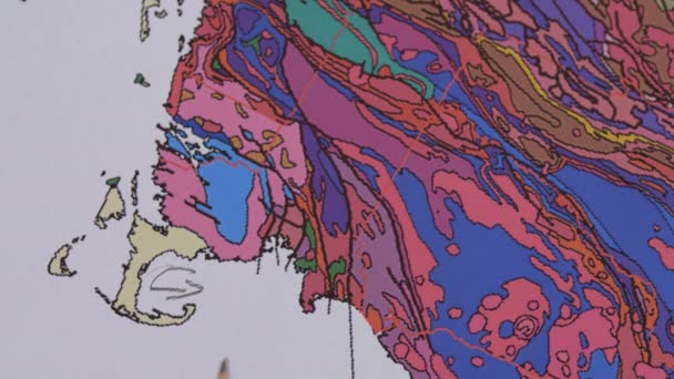 Marcas de mão do geólogo nos locais de risco de terramotos do mapa — Vídeo de Stock