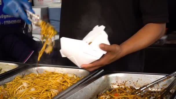 Serveren heerlijke Thaise noedels op fastfood — Stockvideo