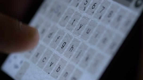 Kvinna hand att skriva på smarthone lightning tangentbord — Stockvideo