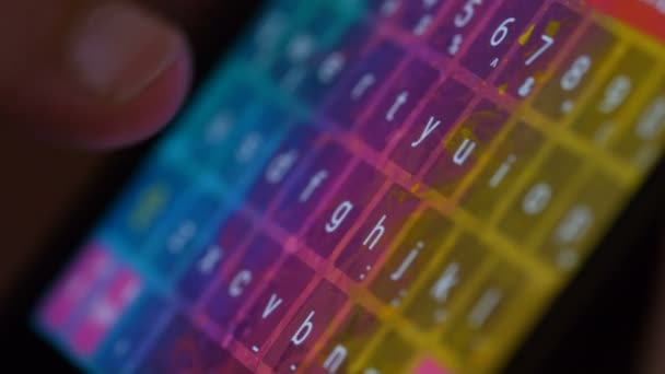 Kezében egy számjegyű smartphon meg színes billentyűzet-makró — Stock videók