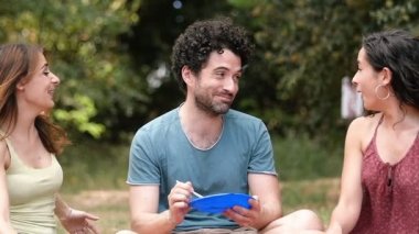 Sevinç, mutluluk, sevgi. Onun arkadaşı o evlenir duyurdu iki arkadaş kucaklama