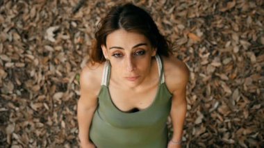 Üzüntü, melankoli, depresyon: genç kadın onu baş ve bakan kamera kaldırma