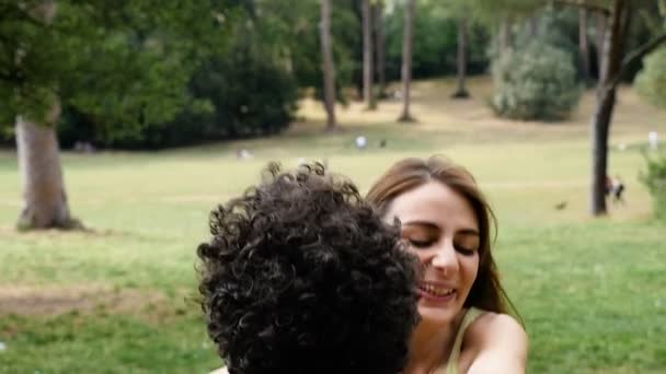 Geluk, liefde, genegenheid: paar knuffelen in de park - slow motion — Stockvideo