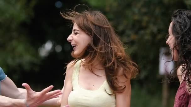 Giovane donna è abbracciata da amici al parco al rallentatore — Video Stock