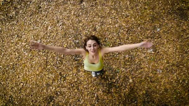 Amantes felices abrazándose bajo un árbol: amor, pasión, pareja-cámara lenta — Vídeo de stock