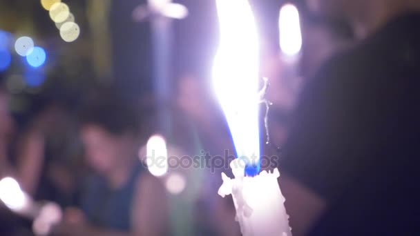 Nahaufnahme von brennenden Kerzen beim Fackelzug: Menschen, Symbol, — Stockvideo