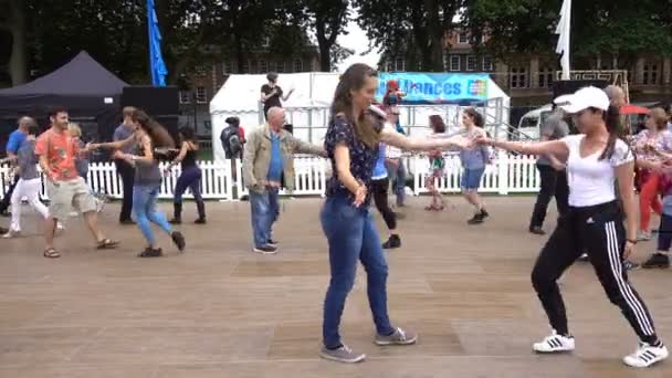 Clases de baile latinoamericano: People In Pairs Dance Outdoor — Vídeos de Stock