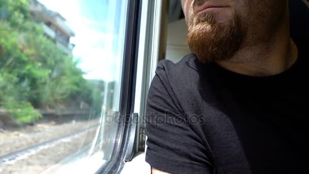 Homem pensativo contempla a cidade — Vídeo de Stock