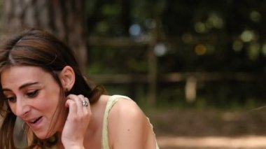 Dostluk, sevinç, mutluluk: mutlu ve gülümseyen kadın park gülmek ve şaka
