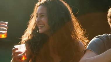 Gün batımında Park'ta üç arkadaş arasında mutlu tost