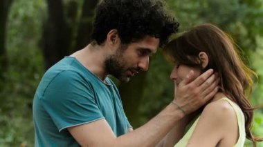 Şefkat, sevgi, sevgi: genç adam onun üzgün girfriend parkta rahatlatıcı