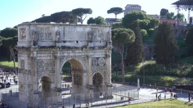 Harika manzarasını Arch Konstantin ile turist - Roma, İtalya
