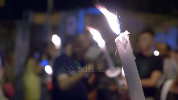 Collectiviteit, betekenis, processie: kaarsen branden intorchlight processie — Stockvideo