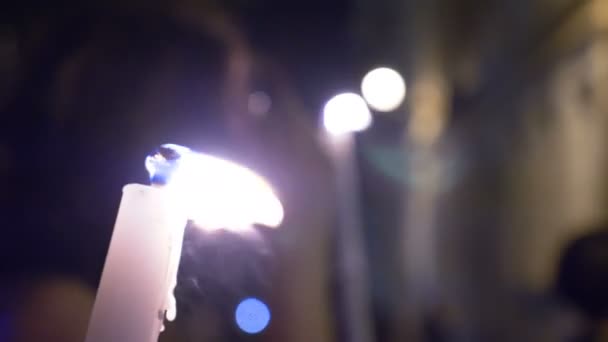 Κοντινό πλάνο κερί εγκαύματα κατά τη διάρκεια μια πομπή φως πυρσών: σύμβολο, ανάμνηση — Αρχείο Βίντεο