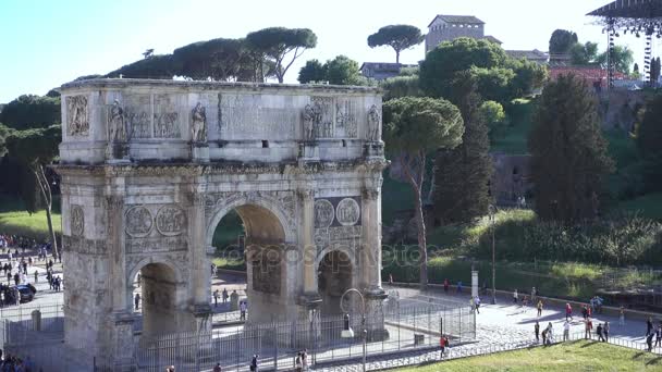 Maravillosa vista del Arco de Constantino con turistas- Roma, Italia — Vídeos de Stock