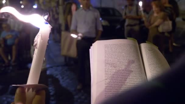 Leitura de texto durante uma procissão comemorativa iluminada por velas — Vídeo de Stock