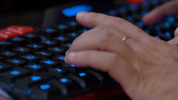 Biznes kobieta ręce pisania na klawiaturze — Wideo stockowe