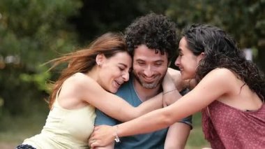 Tatlı park - yavaş hareket de arkadaşlar arasında sarılmak