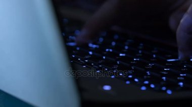 Tipik haber dizüstü klavye üzerinde geç gece kadın eller
