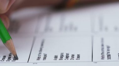 birden çok seçim Test doldurma öğrencinin el